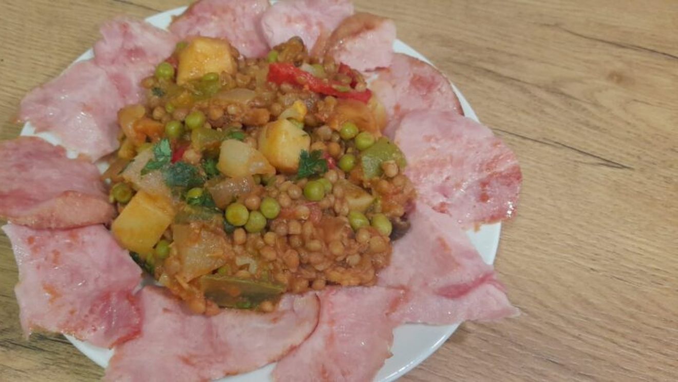 Rețetele Juanitei. Ghiveci cu linte și legume. Adăugăm proteină vegetală și transformăm ghiveciul clasic într-o mâncare completă. Îl poți lua și la pachet