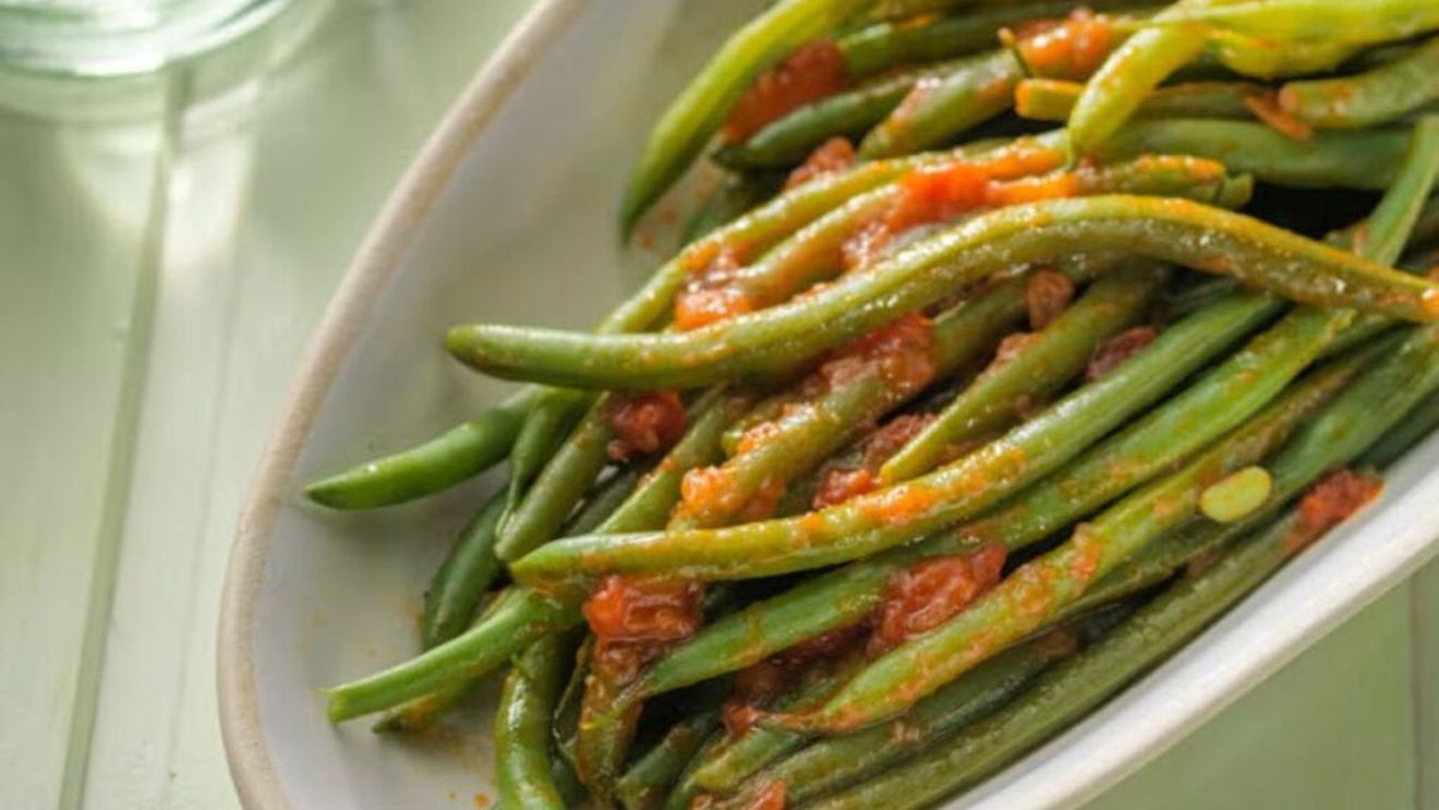 VIDEO | Rețetele Juanitei | Fasole verde cu sos de roșii și usturoi, un preparat foarte simplu, dar în același timp și extrem de versatil/ Poate fi gătit vegan sau cu carne, cu variate condimente