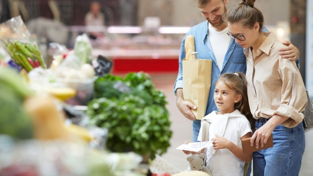 Tot mai mulţi consumatori vor să facă achiziții în magazine fizice  - studiu / Mulți oameni s-au îndepărat de HoReCa și cheltuiesc mai puțin pe livrările de alimente