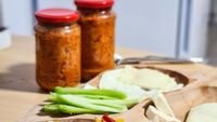 De ce face zacusca „floare” și cum ar trebui să o prepari, să o conservi și depozitezi pentru a nu avea această problemă. Se poate consuma după ce ai eliminat mucegaiul?