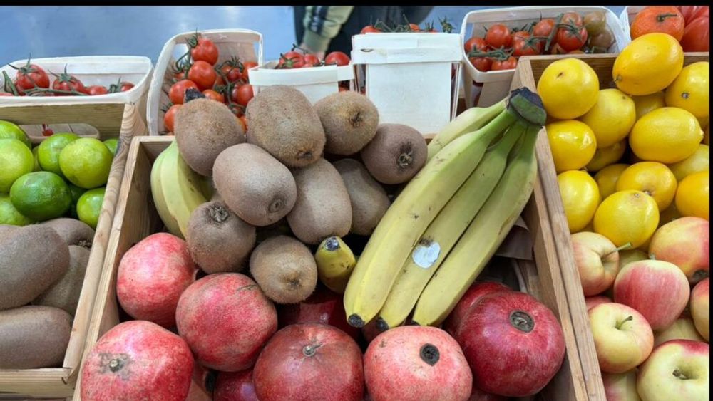 Cum să scapi de musculițele de oțet, zise și musculițele fructelor/ Deși ai crede că prezența micilor insecte determină deteriorarea fructelor, este exact invers: muștele sunt atrase de vegetalele în descompunere