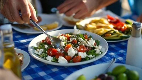 Clasament TasteAtlas: Cea mai gustoasă bucătărie din lume în 2024 este cea grecească / Experții recomandă brânza caramelizată „graviera”, carne de porc kontosuvli, aperitivul cu brânză „saganaki”, coastele de miel paidaki, uleiul de măsline sau fisticul