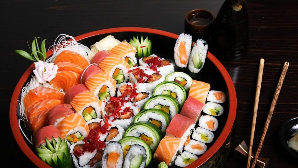 Japonia are o problemă cu excesul de sushi / Acești activiști pentru risipa alimentară o pun în cifre