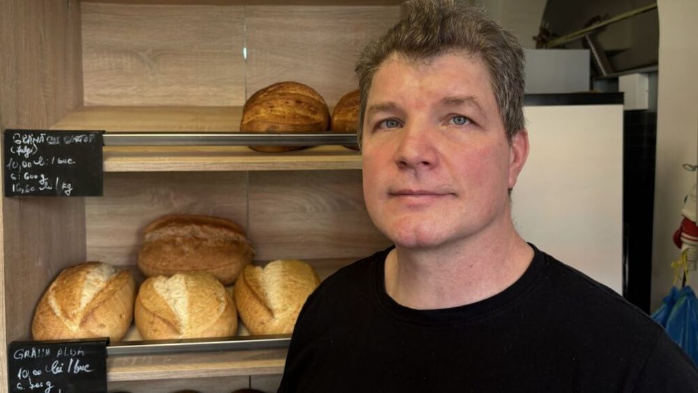 REPORTAJ VIDEO | Brutarul cu doctorat, Gheorghe Muscalu: „Nu folosesc drojdia comună, pe care o găsim în magazine. Am o drojdie adusă din SUA și care are o vechime de 300 de ani. Am oferit și unor brutării mari, industriale, din România. Cred că de atunci, milioane de tone de pâine au fost obținute cu maia adusă de mine din Statele Unite, într-un recipient de 40 de grame”