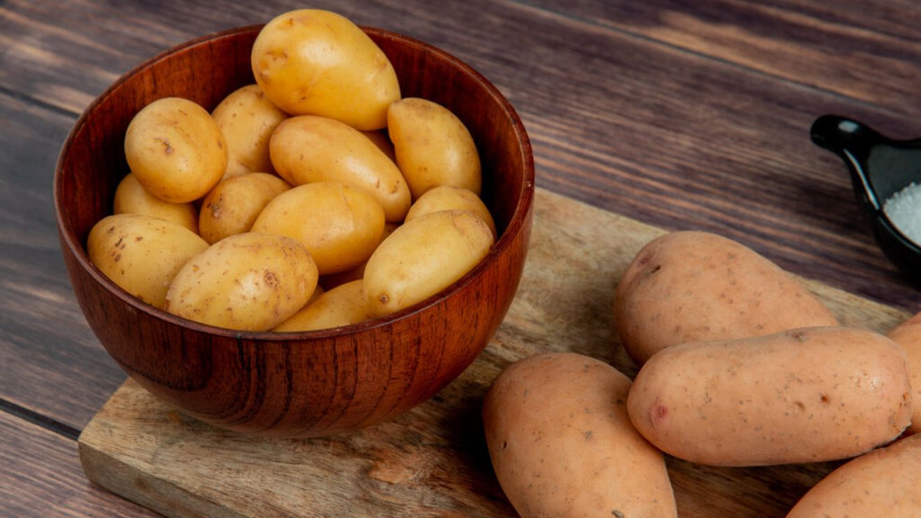 ABC în bucătărie: Trucul simplu care te scapă de curățatul cartofilor fierți / Metoda bucătarilor care îți economisește timp în bucătărie 