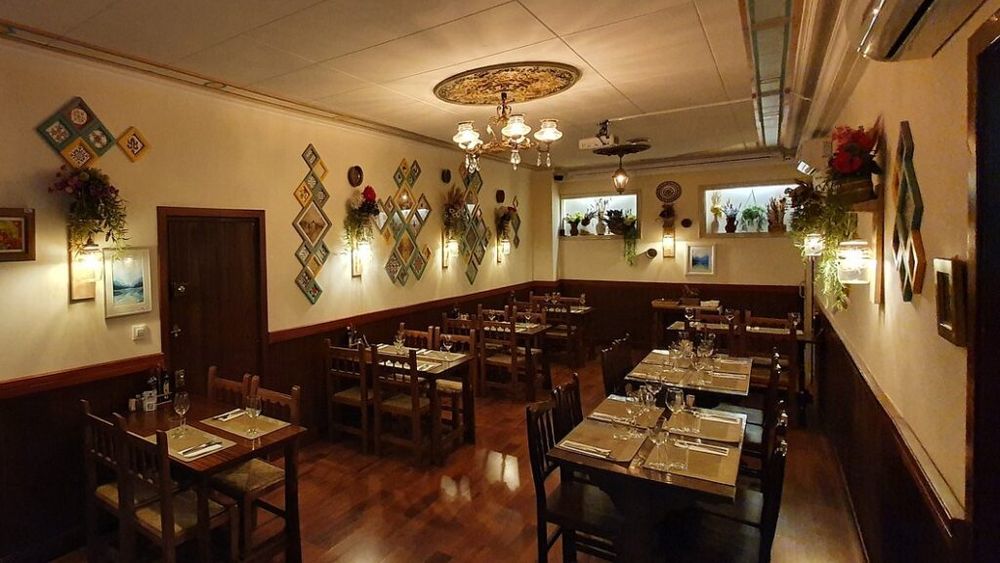 Românii reduc numărul de mese în oraș sau cheltuielile cu mâncarea în afara casei/ Patronii din HoReCa se tem că acest trend se va accelera odată cu majorarea TVA