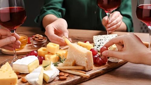 Ziua Națională a Franței | Primul muzeu al brânzei din Paris, locul care păstrează vie o meserie veche de sute de ani / Vizitatorii învață cum se face Camembert și degustă tradiția franceză