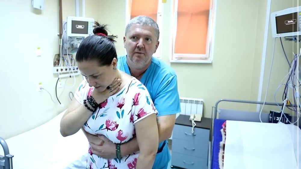 Un bărbat a murit în Suceava, înecat cu un cârnat, în fața unui magazin alimentar / VIDEO: Ce poți face când te îneci cu mâncare și ești singur