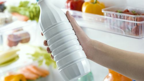 Motivul surprinzător pentru care nu ar trebui să păstrezi laptele pe ușa frigiderului / Sfaturi utile care te vor ajuta să menții lactatele proaspete mai mult timp