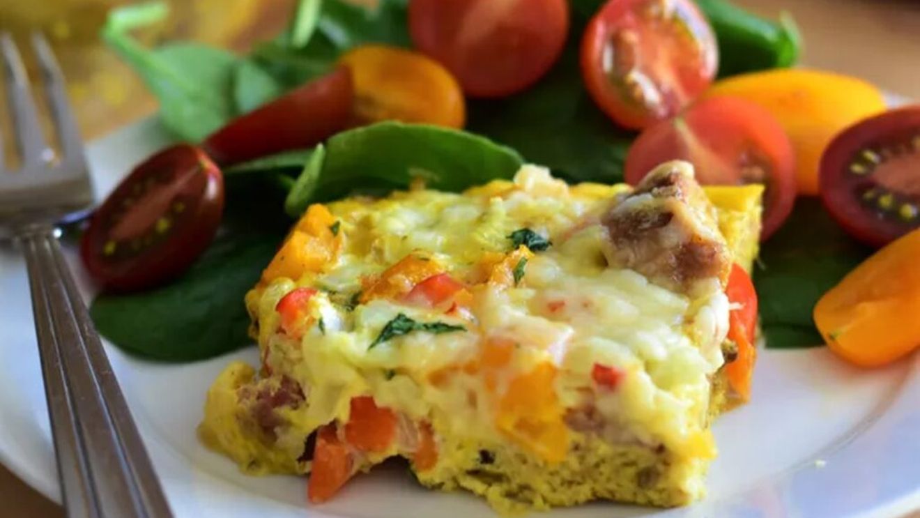 Mic dejun de inspirație mexicană/Legume, brânză, bacon și ouă, pentru o masă sățioasă de început de zi