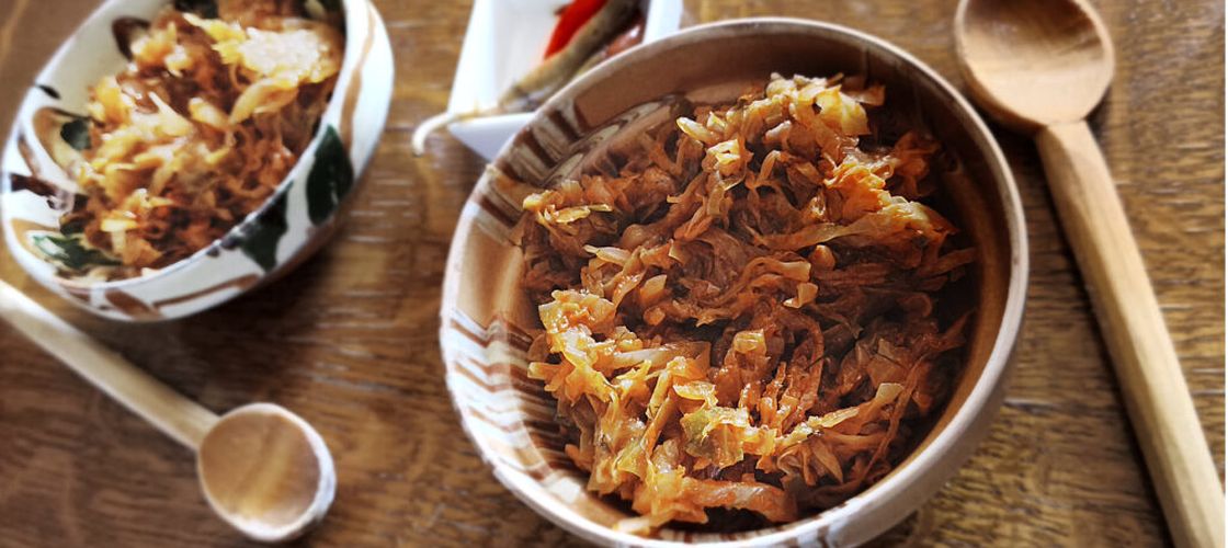 Varză proaspătă, dulce, călită, apoi pusă la cuptor. O rețetă fără carne și potrivită atât pentru vegetarieni, cât și pentru cei care preferă să nu mai încălzească mâncarea 
