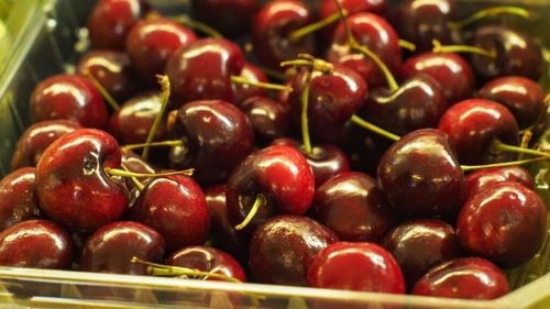 Prețul cu care se vinde un kilogram de cireșe într-o piață din Sibiu / Vânzătoare: „Au luat pofticioșii”