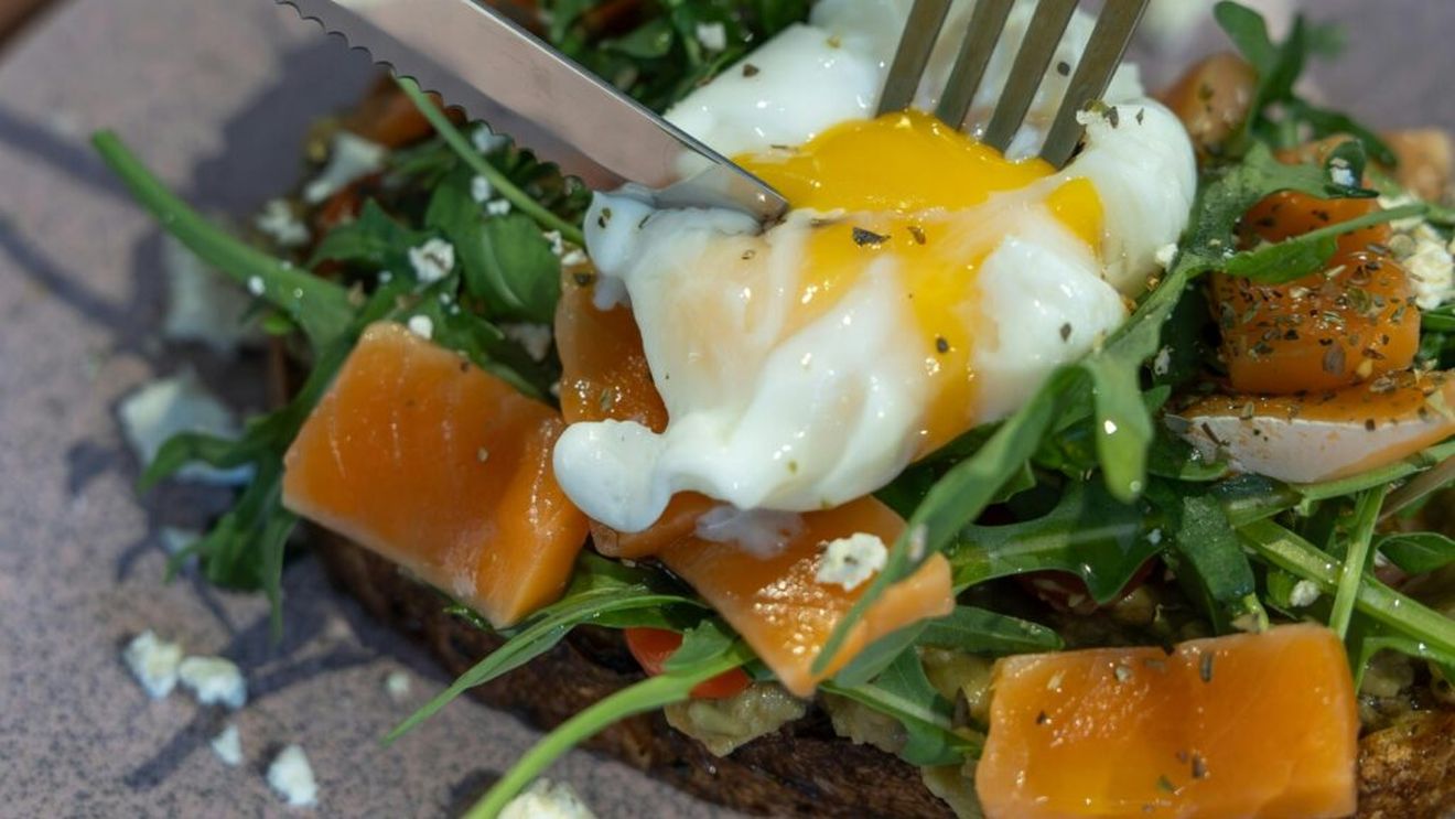 Vitamina care ar putea reduce riscul de cancer de colon cu 58%/ Cercetătorii ne sfătuiesc să mâncăm gălbenuș de ou, pește gras și lactate, pentru a ne proteja de această boală