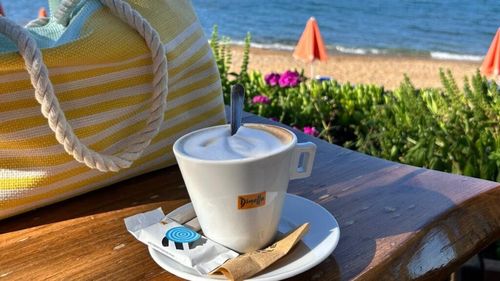 Grecii sunt în căutare de chelneri pentru sezonul estival / “În trecut am adus și din România, Slovacia, dar acum nu mai vin din cauza salariilor, preferă alte țări europene, precum Germania, Franța, Spania”