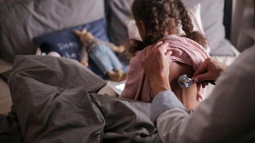 Suspiciune de toxiinfecţie alimentară la Buzău. Copiii care au ajuns la spital au între 8 şi 11 ani şi sunt din Bucureşti