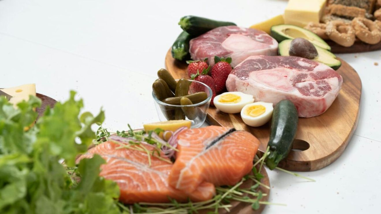 Tu știi ce alimente bogate în vitamina B12 să consumi, pentru sănătatea creierului, în loc să iei suplimente? / Somonul, fructele de mare, iaurtul și carnea de vită se numără printre alimentele ce pot susține sănătatea creierului, a nervilor și metabolismul energetic