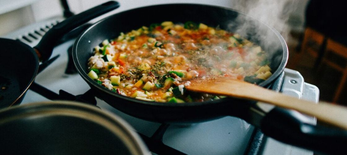 8 legume care își pierd din nutrienți prin gătire. Metodele de preparare care te ajută să păstrezi mai mult din vitamine