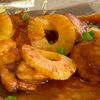 Puiul hawaian gătit lent, cu sos dulce-sărat și ananas caramelizat. Rețeta simplă cu „gust de vacanță”