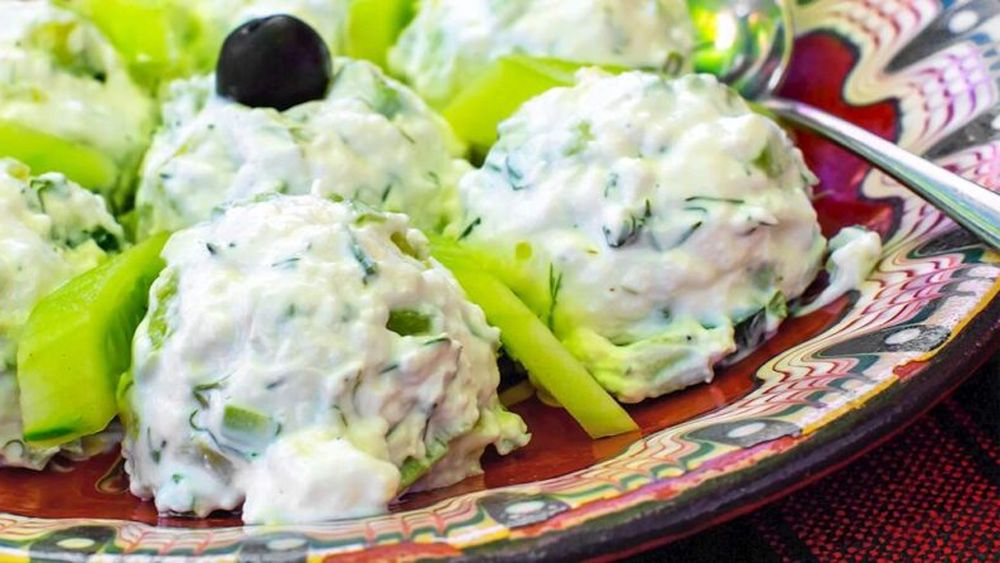 Populara salată bulgărească Snejanka, tzatziki grecesc și salata horiatiki, pe primele trei locuri ale ghidul culinar global TasteAtlas