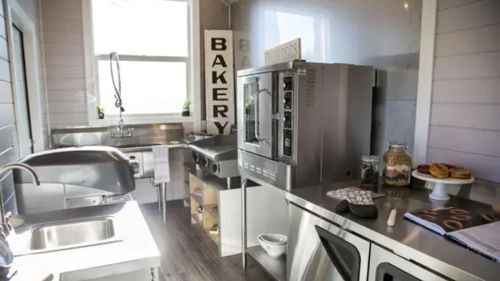 Vrei să produci și să vinzi legal preparate alimentare și nu poți pentru că nu ai bani de investit? Există și metoda închirierii cu orele sau cu ziua a unui spațiu de producție cu acte în regulă