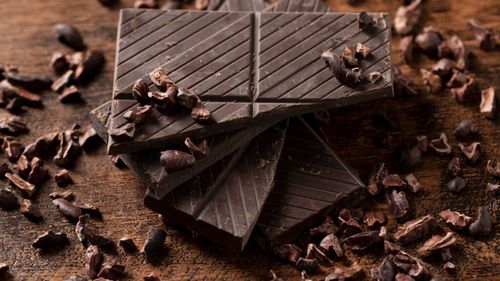 Ciocolata neagră te ajută să te menții tânăr? Un nou studiu spune că un compus din acest deliciu poate încetini procesul de îmbătrânire