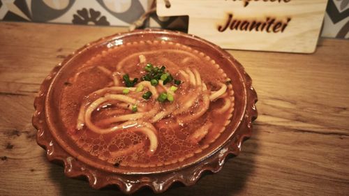 Rețetele Juanitei | Ciorbă de legume, sfeclă și pui - un borș roșu care se poate găti cu sau fără carne/ Se servește cu o lingură de smântână și un ardei iute