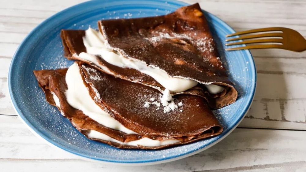 Clătite cu cacao și cocos în compoziție, umplute cu ricotta și unt de arahide. Mic dejun proteic ușor dulceag dar fără zahăr
