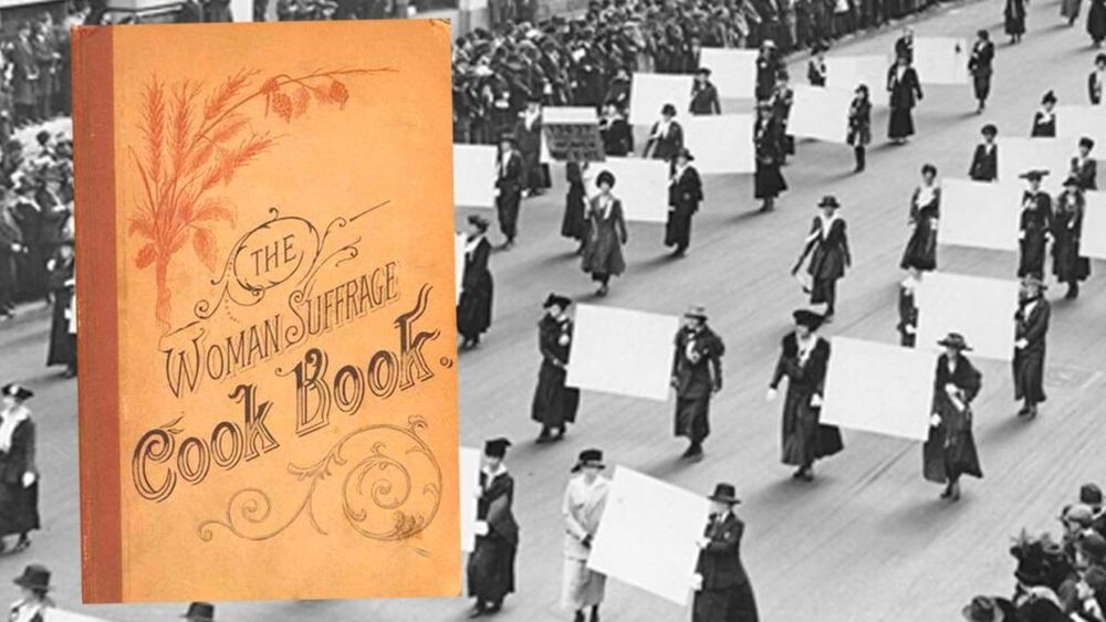 Votul e un drept pe care femeile l-au cucerit cu greu, iar bucătăria a contribuit la dobândirea lui. „Mișcarea sufragetelor” s-a finanțat din vânzarea cărților de rețete