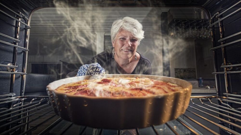 Când să folosești tăvile din sticlă și când să le alegi pe cele din metal/Alegerea îți va influența preparatul final