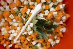 Câteva legume banale ar putea fi cheia unui intestin mai sănătos / Ce au descoperit cercetătorii despre țelină și păstârnac