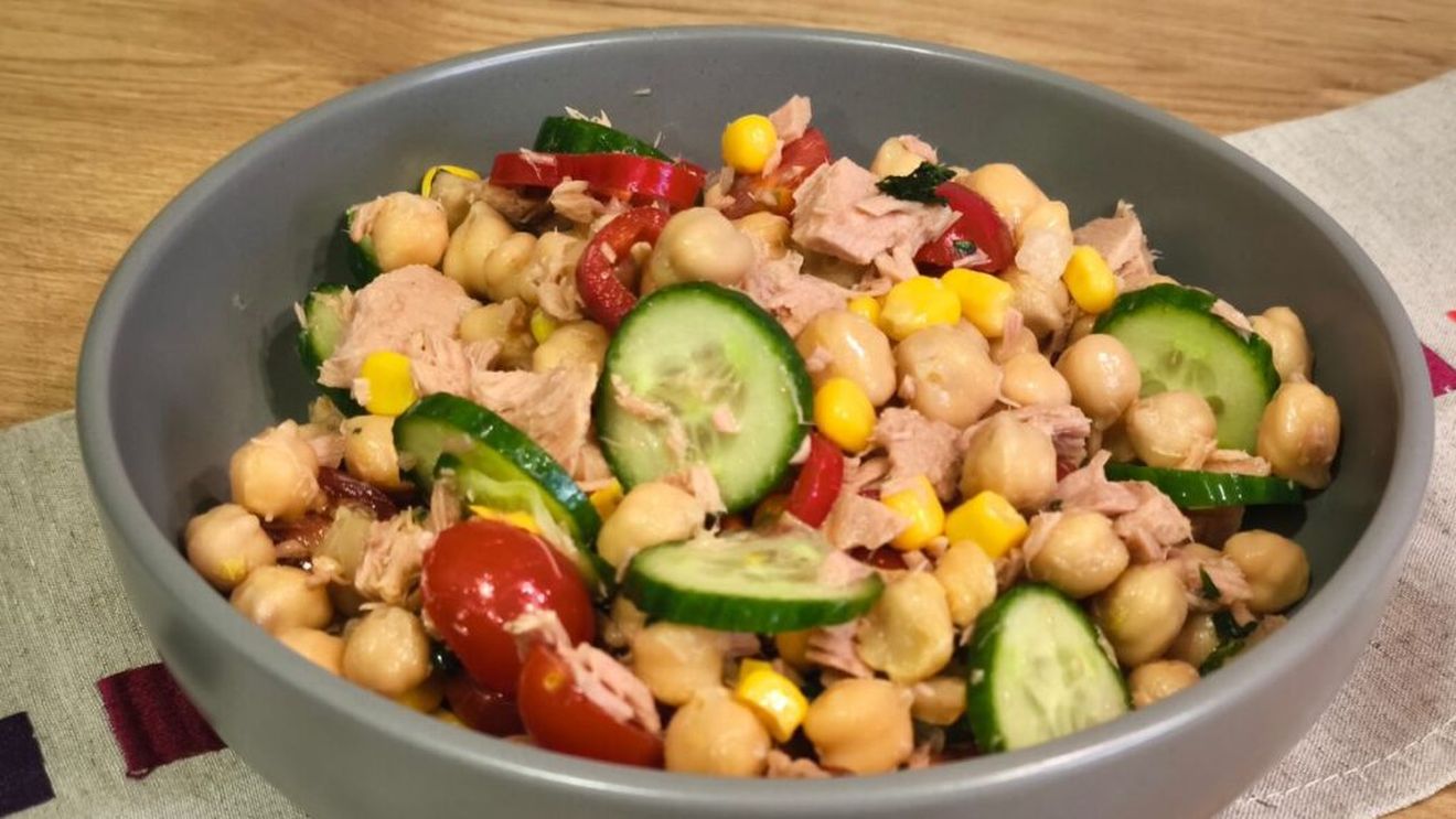 VIDEO | Salată mediteraneeană cu ton, năut și legume crocante / Gătești repede, nutritiv și echilibrat cu ingrediente de calitate