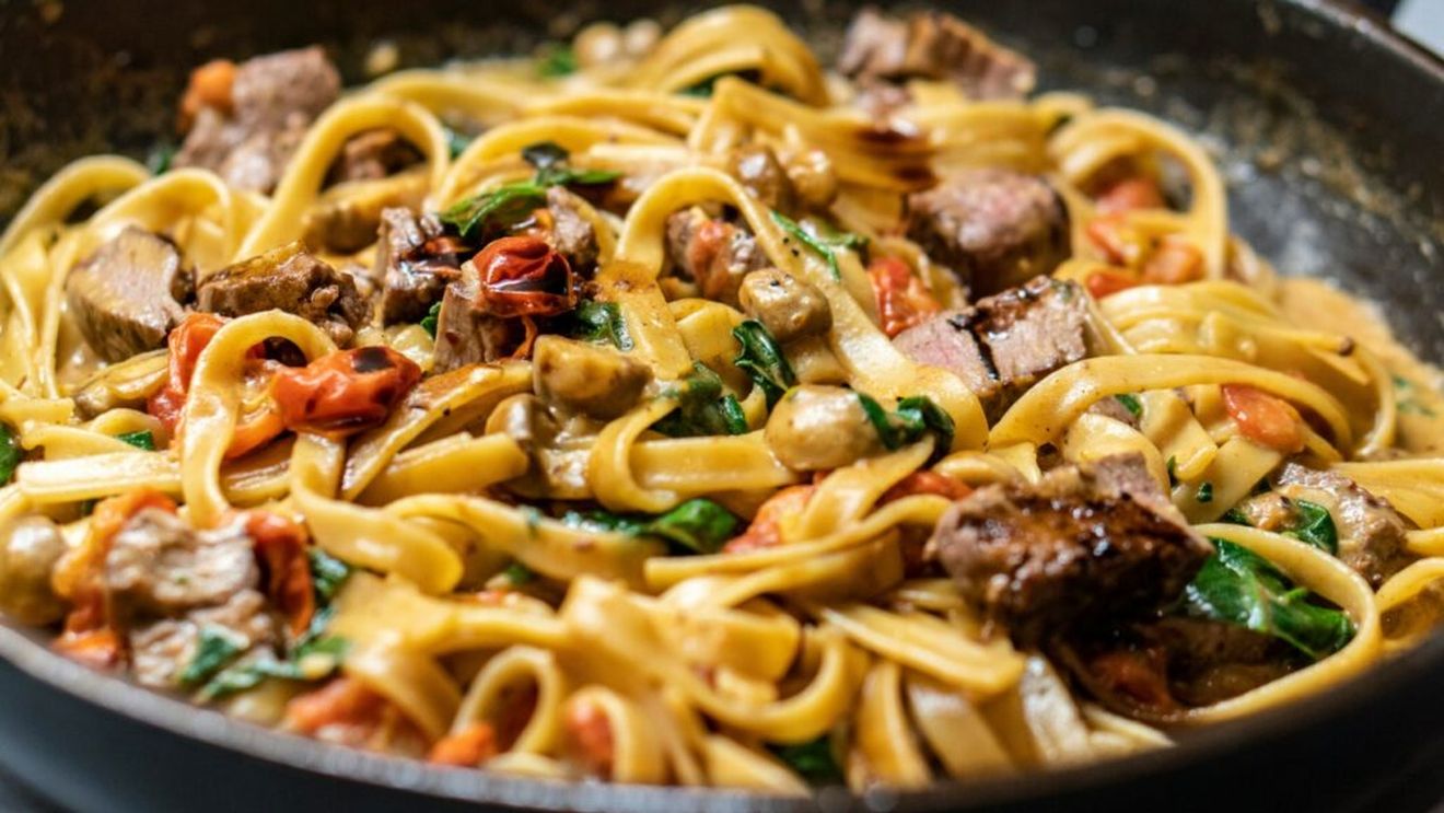 De ce spaghetti alla carbonara și farfalle al pesto și nu invers? Câte feluri de paste există și cu ce se combină fiecare