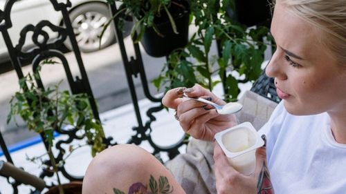 Se poate slăbi mâncând seara doar un iaurt? Da, dar nu trebuie să devină un obicei, spune o nutriționistă