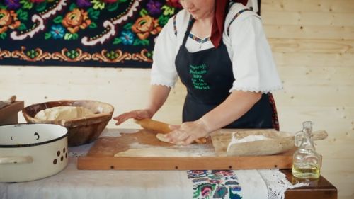  „Portret gastronomic local” ajunge în Maramureș/ Patrimoniul viu al Mariei din Poian Novăț și rețeta care păstrează gustul autentic