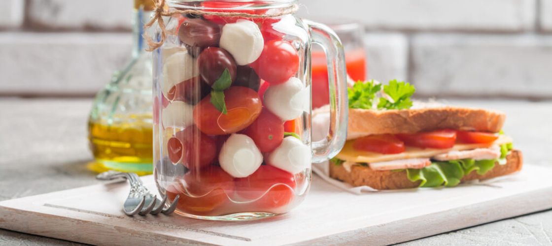 Aperitivul verii care e gata în 10 minute / Salata marinată cu mozzarella și roșii cherry devine și mai gustoasă după ce stă la frigider