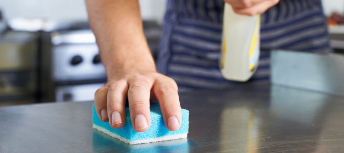 Curățenia de primăvara: Cele șase locuri din bucătărie pe care le uiți cel mai adesea / Sunt zone ascunse unde se adună grăsimea și bacteriile fără să le observi /Experții avertizează că pot atrage dăunători 