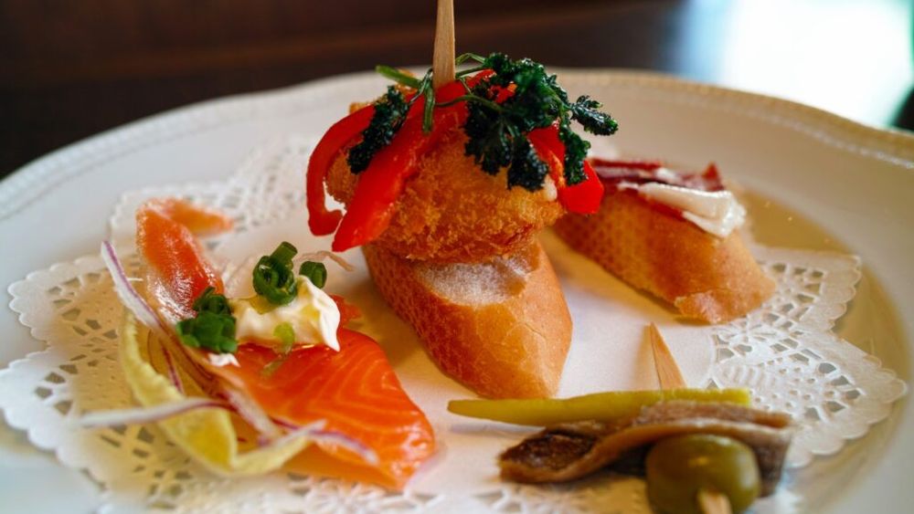 „Nu le mai spune tapas! Riști să fii alungat din Țara Bascilor! Se numesc pintxos” / Cum se gătesc celebrele gustări și cum le-a descoperit actrița Eva Longoria