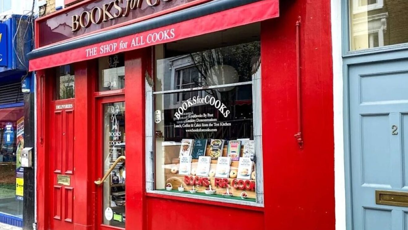 VIDEO / Books for Cooks, librăria din cartierul Notting Hill din centrul Londrei care de peste 40 de ani unește cultura, gustul și oamenii. Are și o bucătărie unde testează rețete din cărți