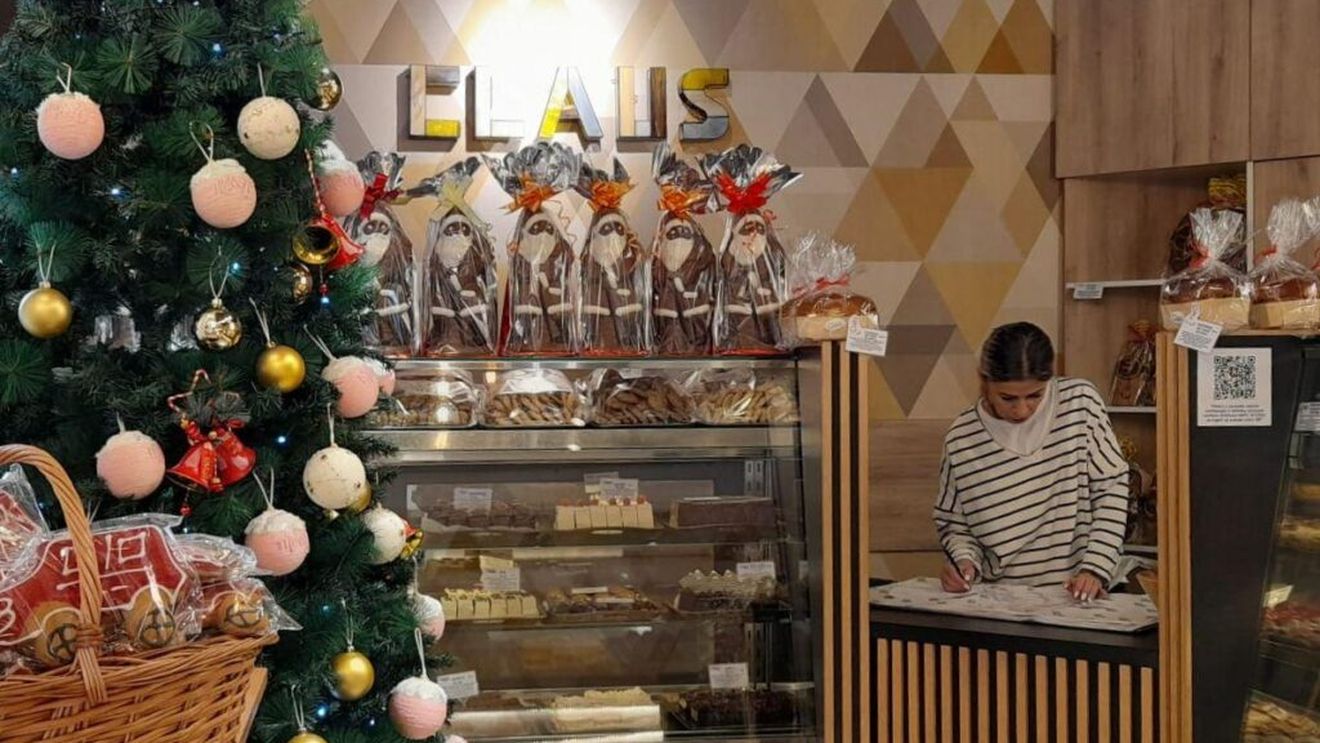 VIDEO Am intrat în laboratorul unei cofetării din București să aflăm toate secretele „prăjituritului” de la Marilena, fosta cofetăreasă a soților Ceaușescu/ În plus am asistat și la prepararea cozonacului Dubai