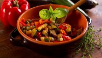 Ratatouille, mâncarea franțuzească pe care o gătesc familiile din Provence în fiecare vară / Rețeta tradițională