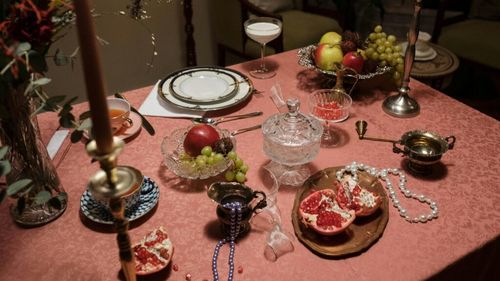 9 alimente norocoase, de mâncat în prima zi a Noului An/ Dacă vrei să-ți meargă bine în 2025, mănâncă porc, rodie, struguri, pește și multe alte alimente ce simbolizează abundența și bunăstarea