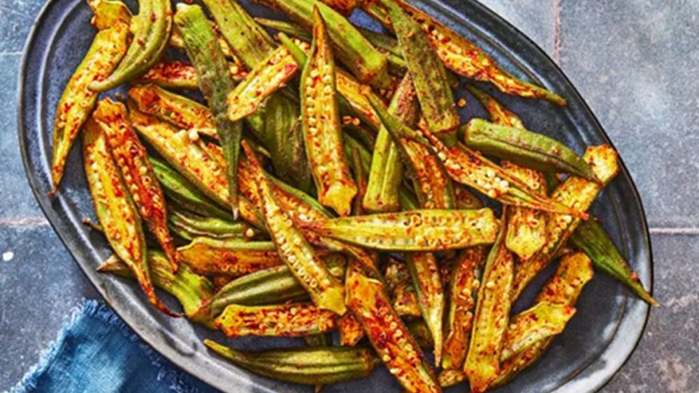 Garnitură de vară din doar patru ingrediente / Rețeta simplă de bame coapte la cuptor care cucerește tot mai mulți gurmanzi
