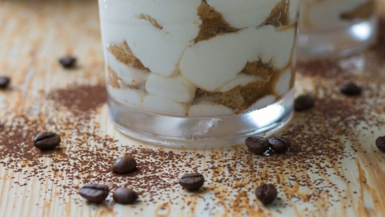 Creme simple cu care poți face un desert la pahar folosind cozonac sau biscuiți