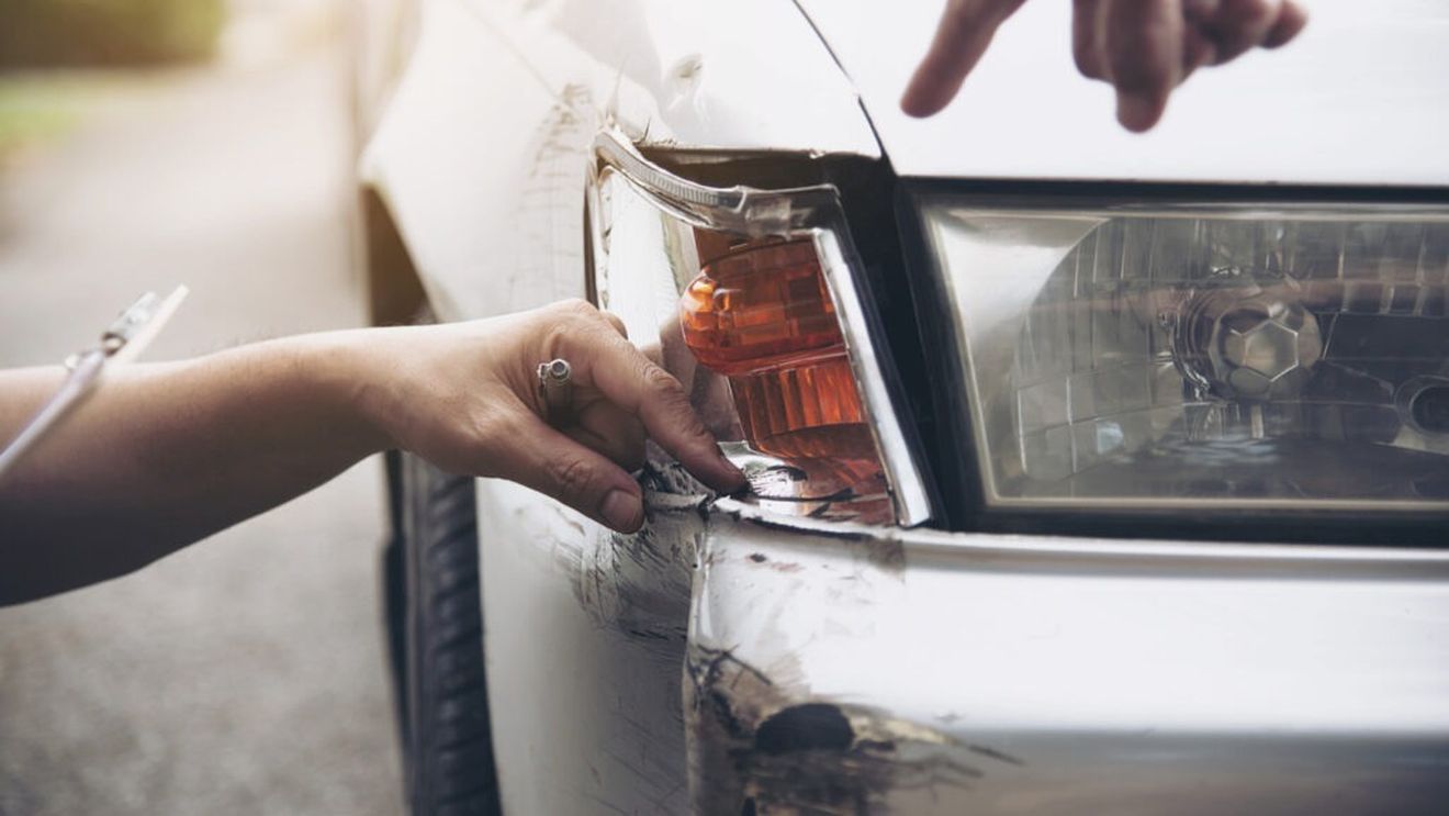 Restaurant distrus după ce un autocamion a intrat în el în urma coliziunii cu un autoturism