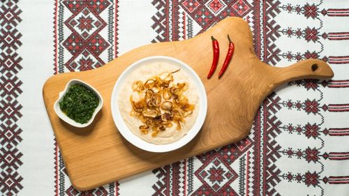 „Ne dați ori nu ne dați, fasole cu cârnați”, este leitmotivul culinar al serii de Ajun de Crăciun/ Cu sau fără cârnați, cu ceapă sau usturoi, fasolea bătută este obligatorie