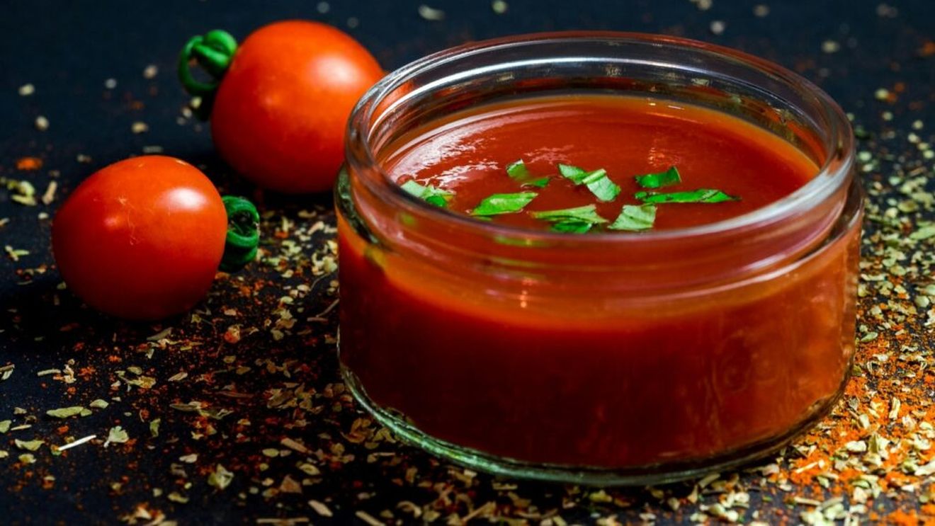 Sosul ketchup este demonizat pentru că e plin de aditivi. Dar îl putem face rapid acasă din ingrediente simple. Se poate și conserva pentru iarnă profitând de roșiile proaspete