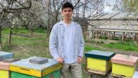 Povestea elevului din Iași care a devenit apicultor din pasiune / A strâns bani singur și a ajuns la un premiu internațional, după ce a îmbinat apicultura cu tehnologia