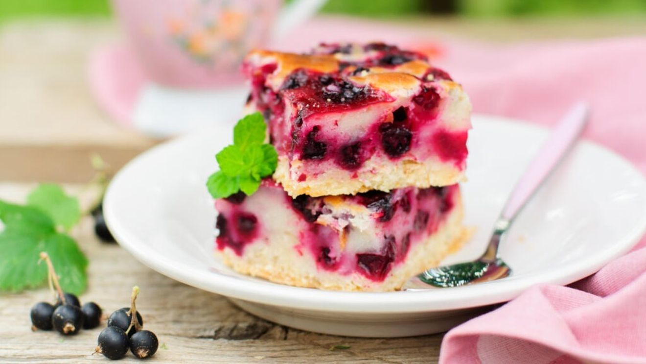 Budincă de ovăz cu brânză și afine: Desertul care poate fi transformat rapid în mic dejun / Se poate consuma caldă sau rece