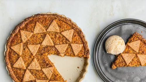 Cum să transformi o coajă veche de pâine într-o budincă britanică delicioasă / Rețeta pas cu pas care transformă pâinea veche în tartă cu melasă