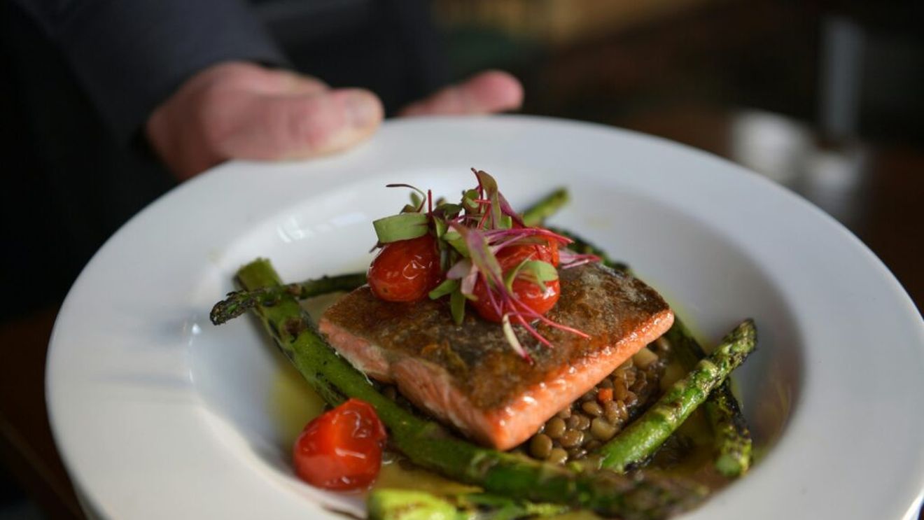 Vrei să mănânci proteine și nu știi exact ce alimente sunt ideale? / Nutriționiștii recomandă lintea, somonul, curcanul sau brânza de vaci și spun că acestea conțin mai multe proteine decât un ou